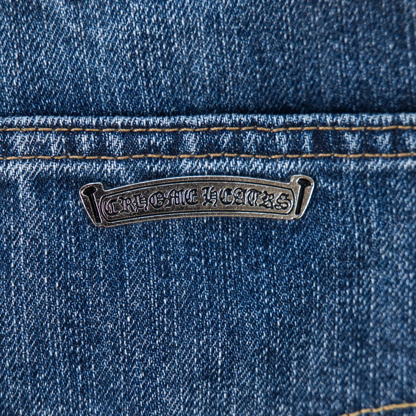 P240 Chrome Hearts 2025 New Bamboo Pink Cross Patch Leather Couple Washed Jeans This season’s hot item is sought after by countless celebrities and fashionistas. The neat details of the cutting process add color to the playful fashion! The neat and meticulous design, and the well-fitting structure is unique. The upper body not only has outstanding recognition, but also looks younger and younger. A style with the ultimate wearing meaning and performance, gorgeous color matching, and the craftsmanship of this style is also extremely extraordinary. After the finished product is washed, it is disassembled and hand-made with sheepskin cross leather and then spliced ​​together to complete. The whole piece has too many craftsmanship to describe. It is decorated with patchwork cross flowers and high-waisted washed jeans! ! Absolutely high-end luxury product, a god-level single product, a super popular product, made by top heavy industry, a magic weapon that cannot be missed. Style number: 1869# Size: 28 30 32 34 36 Color: blue